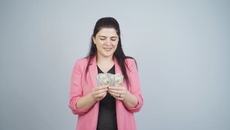 Mujer-De-Negocios-Rica-Contando-Dinero.